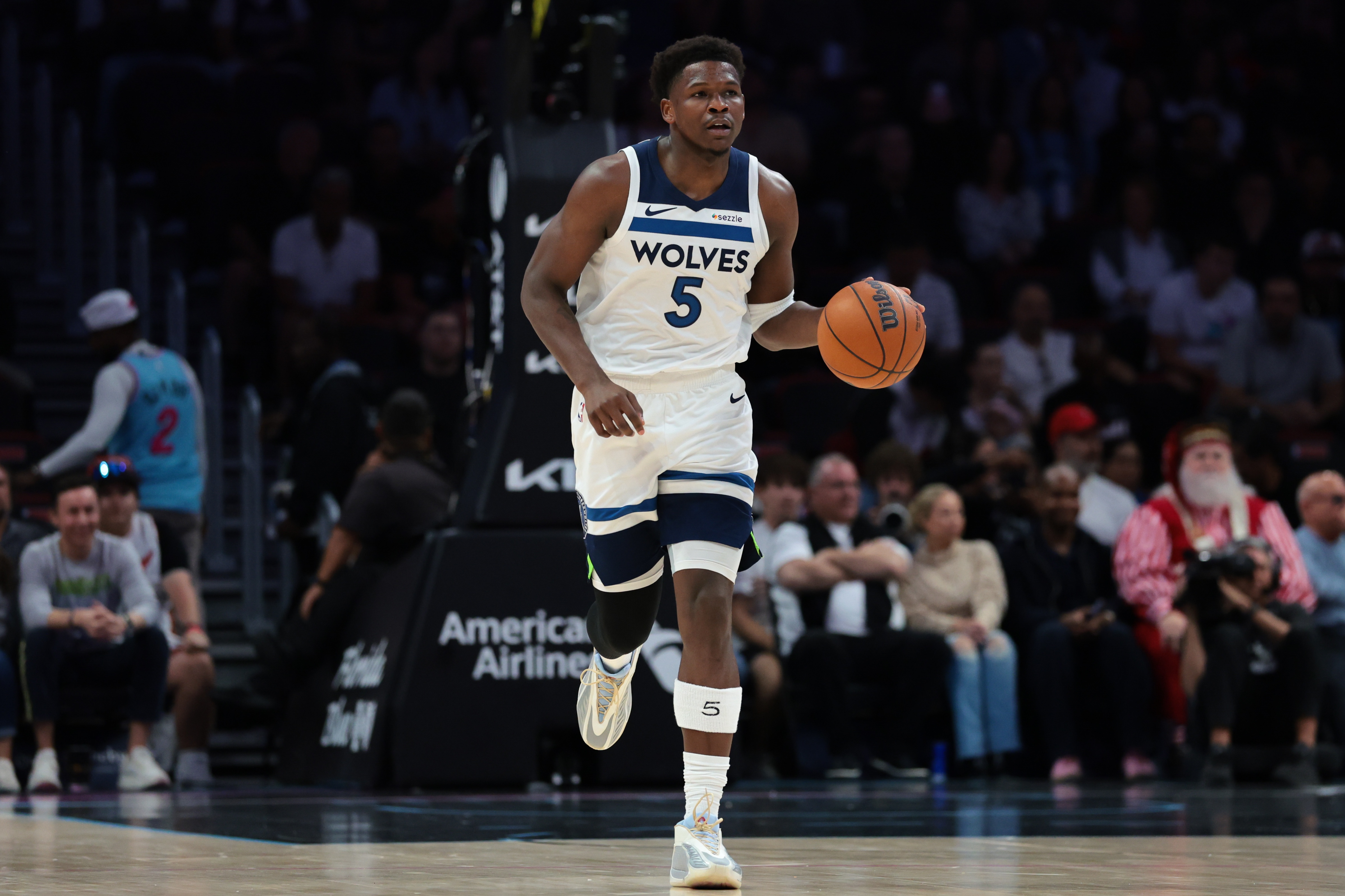 kaiyun-3犯在身！爱德华兹半场12中5拿到12分4板 正负值+5