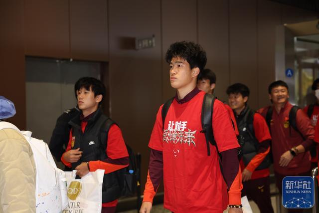 开云app-U23国足抵达北京，大批球迷到机场迎接
